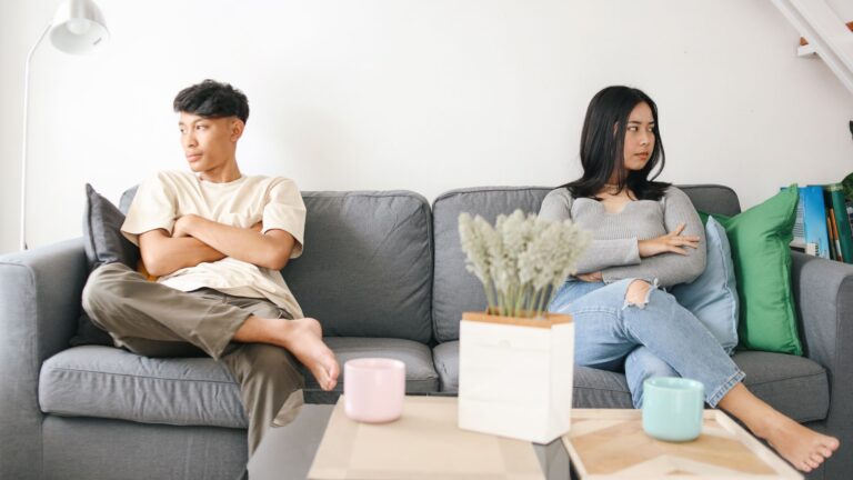 11 Alarming Signs Of A Toxic Relationship